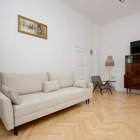 Spacious Vintage 1930's Inspired By Renters Apartment Warsaw