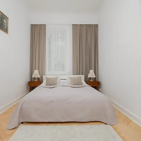 Spacious Vintage 1930's Inspired By Renters