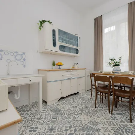 Spacious Vintage 1930's Inspired By Renters وارسو