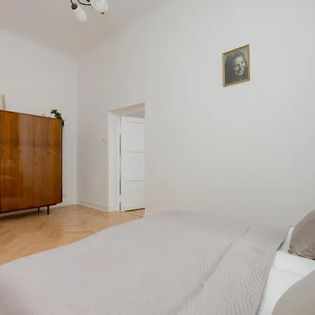 Spacious Vintage 1930's Inspired By Renters *