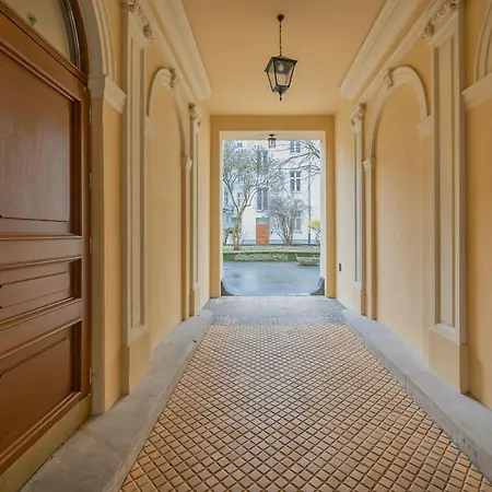 Spacious Vintage 1930's Inspired By Renters