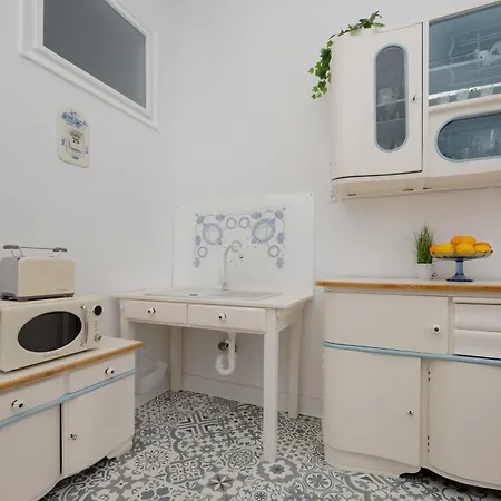Spacious Vintage 1930's Inspired By Renters Apartment *